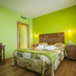 Habitación con hidromasaje y balcón