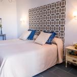 Habitación con cama grande y vistas al jardín