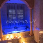 Habitación con jacuzzi y cromoterapia